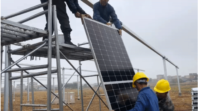 Figure 5: Workers installing the LONGi Hi-MO 4 module with ease on a fixed bracket.