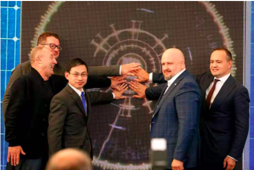 Right-1: Maxim Timchenko (DTEK CEO)， Left-3: Xie Jian (President of Risen energy group)