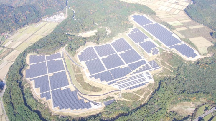 The 21.1MW installation is comprised of 78,144 Kyocera solar modules and was developed on land of an industrial waste disposal facility which was abandoned and later repurposed for the renewable project. Image: Kyocera