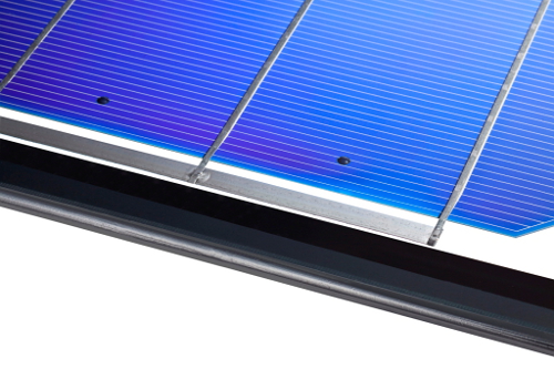 With the ‘TPedge’ assembly approach, solar cells are fixed in a gas-filled space between the two glass panes with special adhesive pins, eliminating encapsulants and backsheets as well as the aluminium frame and sealing. Image Fraunhofer ISE
