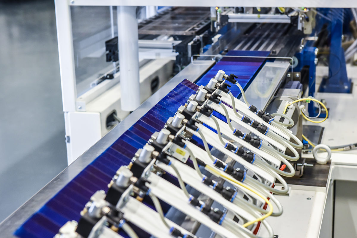 The Fraunhofer Institute for Solar Energy Systems (ISE) has developed a bonding method for the interconnection of silicon solar cells for the industrial production of shingle modules. Image: Fraunhofer ISE