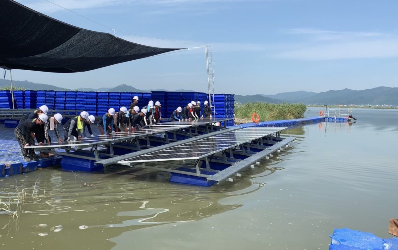 h1 unlimited race boat rushing through the water in 2025
