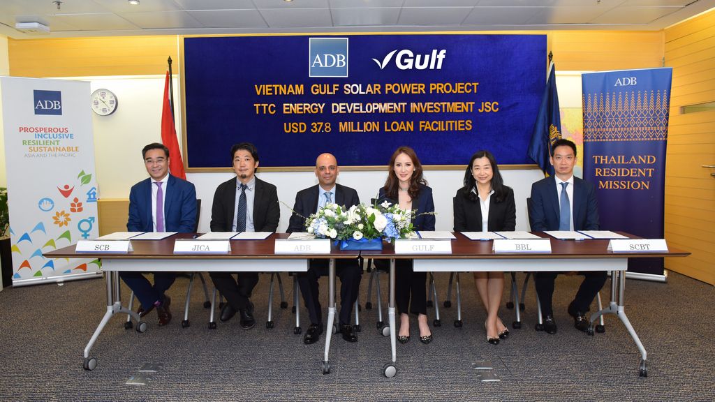 Director of Infrastructure Finance Division of ADB’s Private Sector Operations Department Mr. Jackie B. Surtani (third from left) and GED Executive Director Ms. Yupapin Wangviwat (third from right) along with officials from the Japan International Cooperation Agency, Bangkok Bank PCL, Siam Commercial Bank PCL, and Standard Chartered Bank (Thai) PCL during the signing on 22 January 2020. Credit: ADB