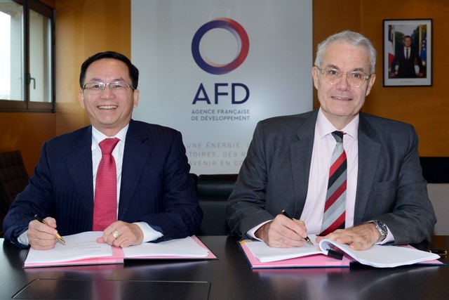 Signing of the Credit Agreement for the Se San 4 Solar Power Plant Project between representatives EVN leader - Mr. Nguyen Xuan Nam, Deputy General Director and AFD representative - Mr. Rémi Genevey, Director of Asia Department of AFD. Credit: AFD
