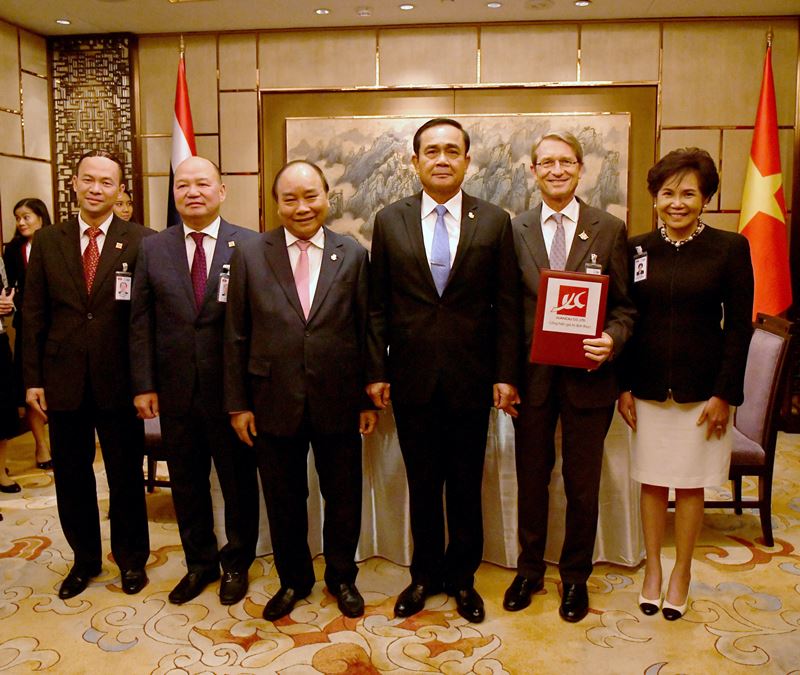 Signing ceremony between B.Grimm Power and Xuan Cau for the development of the largest solar power project in ASEAN region. Credit: B.Grimm