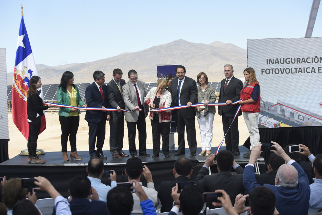 Michelle Bachelet, the president of Chile, and Chile’s Minister of Energy, Andrés Rebolledo, held a ceremony to inaugurate the 100MW El Pelícano solar power plant in Chilean region of Coquimbo. Image: Government of Chile