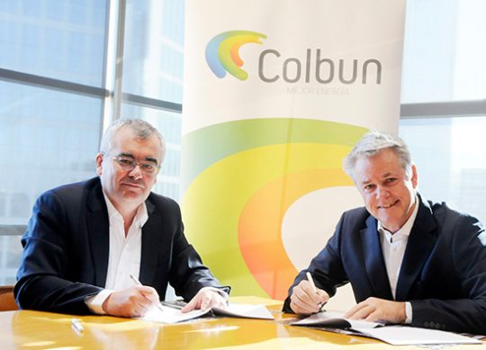 Hugo Vits, Director-Asset Management at First Solar; and Thomas Keller, General Manager of Colbún both signed off on the deal. Image: Colbún