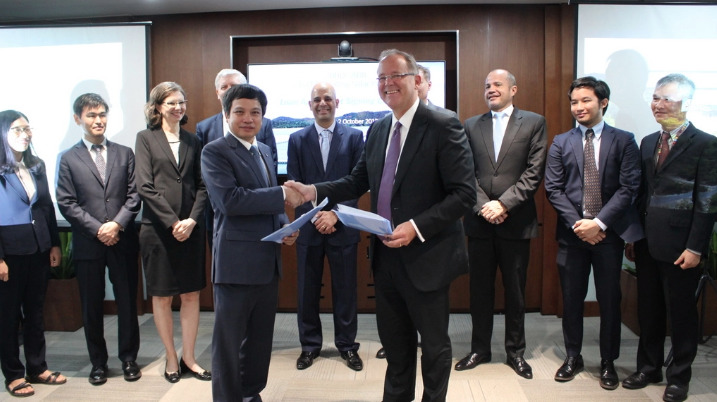 DHD general director Le Van Quang and Christopher Thieme from ADB after signing the financing agreement. Credit: ADB