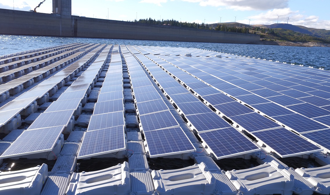 EDP’s 220kWp floating solar project at the Alto Rabagão Dam in the north of Portugal. Image: EDP. 