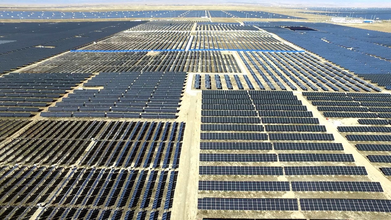 The hundred-megawatt solar power demonstration base built in 2016