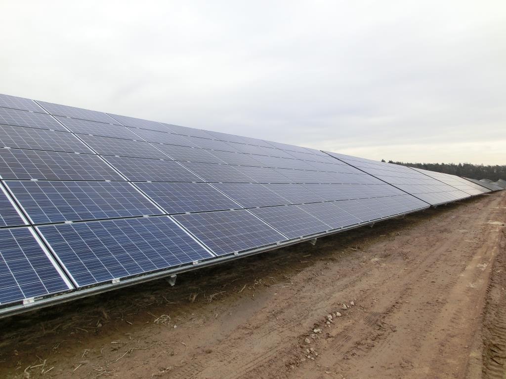 The ground-mounted system is comprised of 35,073 Q CELLS solar modules and will produce enough sustainable electricity to power around 3,000 homes. Image: Hanwha Q CELLS