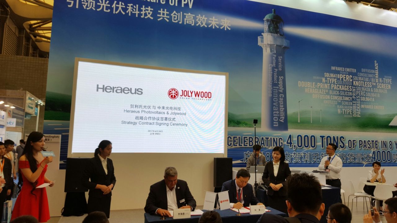 Jolywood, a leading manufacturer of advanced solar cell technologies, signed a strategic R&D cooperation agreement to develop next generation metallization solutions for n-type mono bifacial solar cells with Heraeus at SNEC 2017.