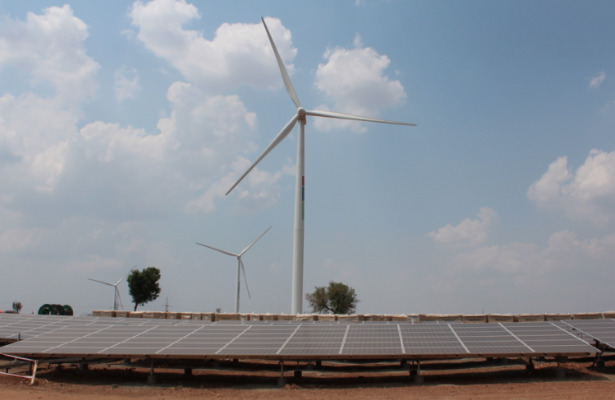 A large-scale solar and wind energy hybrid project in the Indian state of Karnataka. Image: Tom Kenning. 