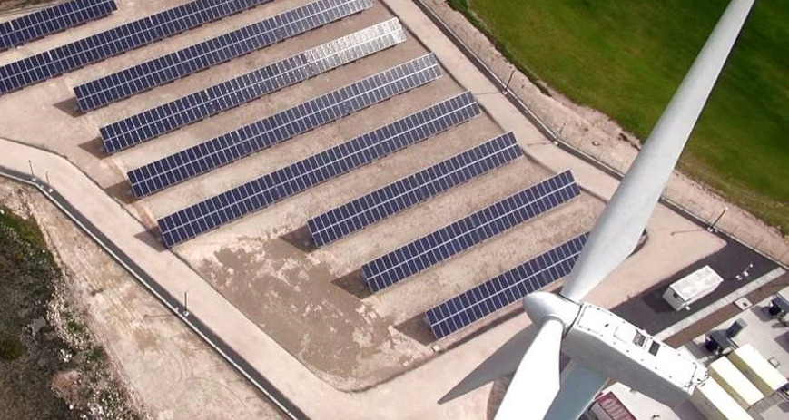 A hybrid solar, wind and storage project completed using technology from Siemens Gamesa Renewable Energy. Image: Siemens Gamesa Renewable Energy.
