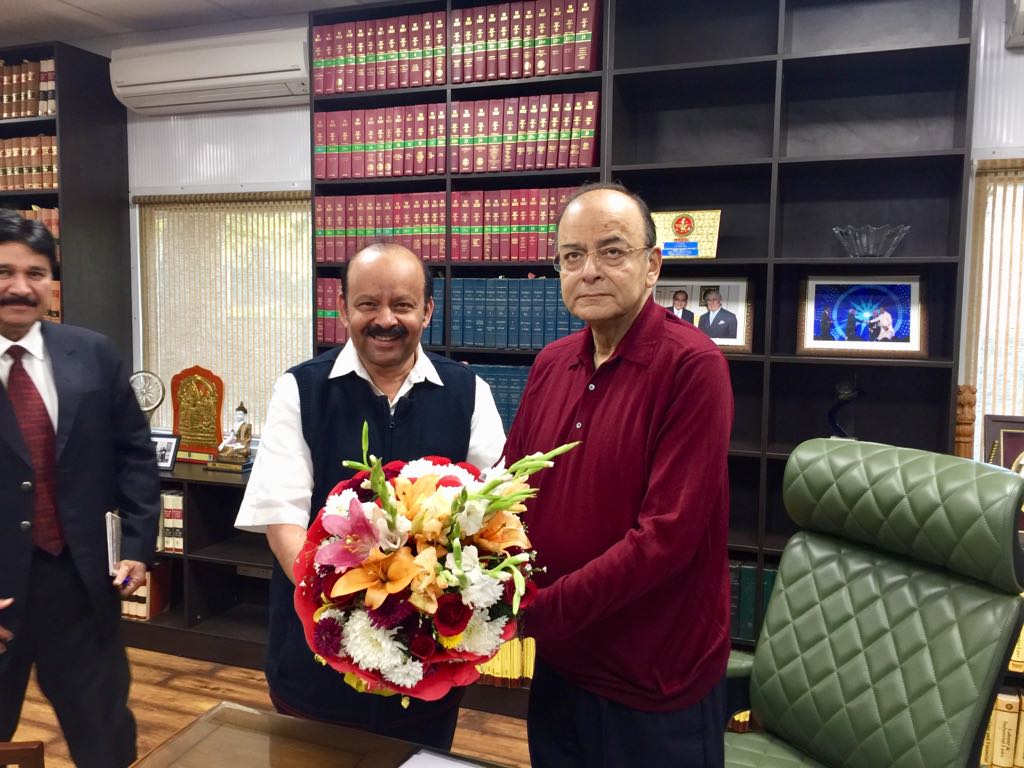 C.Narasimhan, president of the Indian Solar Association and chairman of Raasi Group, meeting Indian finance minister Arun Jaitley on 23December 2017 along with the delegation of Solar Power Developers in New Delhi. Credit: ISA