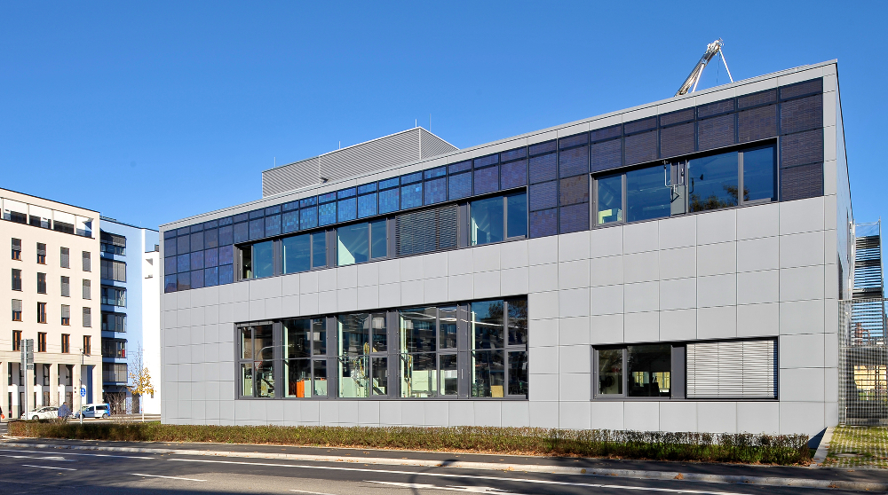 The modules can be seen at the top of the building's front facade. Image: Fraunhofer ISE.