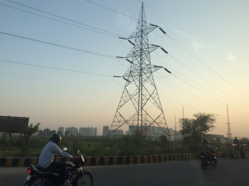 A transmission line in Delhi, India. Credit: Tom Kenning