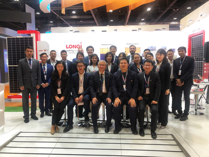 Li Zhenguo took a group picture with the LONGi team attending the Abu Dhabi Expo before making his way to the airport