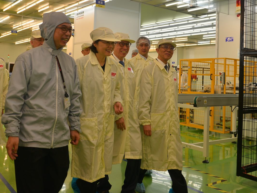 NSP High Efficiency solar module Fab Tour：(From left to right in yellow cleanroom suit) Taiwan's President Tsai Ing-wen , NSP Chairman & CEO Dr. Sam Hong, and NSP Honorary Chairman & CSO Dr. Quincy Lin. Image: NSP