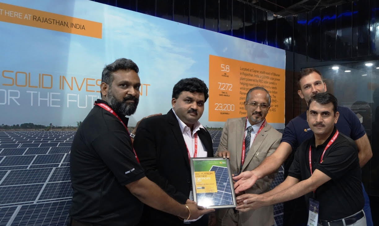 As India’s first REC Platinum Partner, Redington was honored during the Renewable Energy India (REI) Expo 2017. Image: REC Group