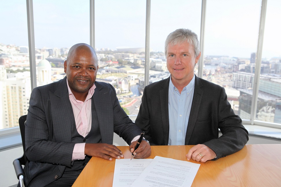 Reatile Group formally enters into a shareholding agreement, with juwi Renewable Energies, with the signing of the papers by Simphiwe Mehlomakulu, Chairman of Reatile Group & Greg Austin, Managing Director of juwi. Credit: juwi