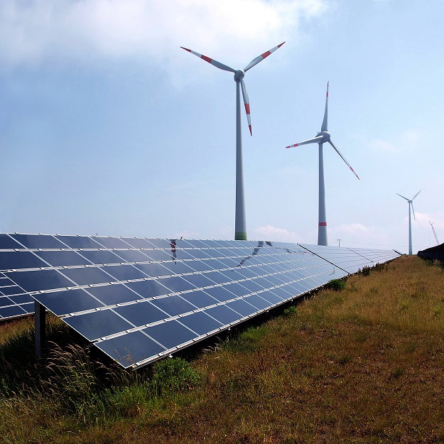 An existing combined wind and solar installation in Germany. Image: Wikimedia user: Kuebi.