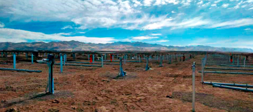The TracSmarT single-axis trackers are able to cut down on both time and installation costs by covering a large amount of uneven terrain. Image: Solar Steel
