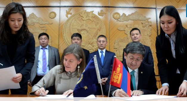 ADB Country Director for Mongolia Ms. Yolanda Fernandez Lommen (seated, left) with Minister of Finance Mr. Khurelbaatar Chimed (seated, right) during the signing of the projects to develop the country’s first distributed renewable energy system and improve tax administration and public investment management using ICT. Credit: ADB