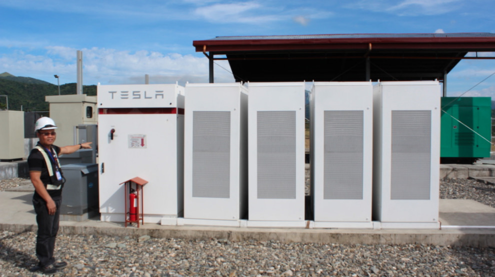 120 Tesla batteries connected in parallel at 1,800kW / 1,500kWh capacity