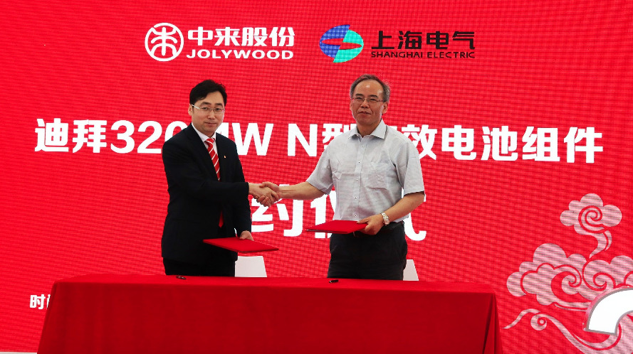 Dr. Zhifeng Liu from Jolywood signs contract with Mr. Xiaobin Cao from Shanghai Electric. Credit: Jolywood