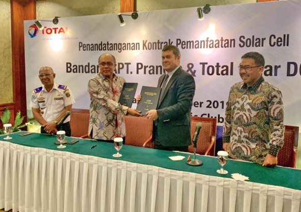 Total Solar DG and APT Pranoto Airport signing the solarization contract. Credit: Total