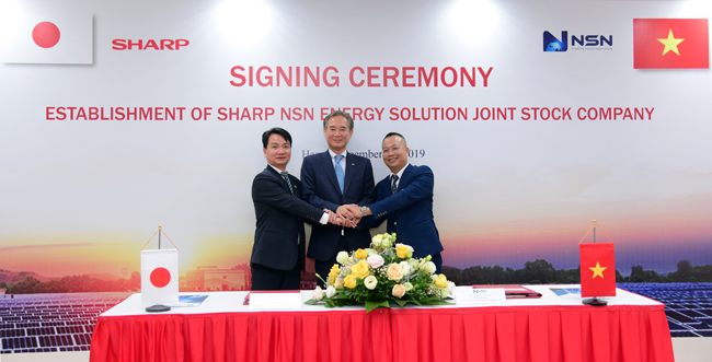 Officials from Sharp and NSN celebrate the JV signing. Image: Sharp.