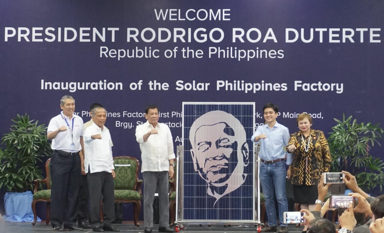 Solar Philippines CEO Leandro Leviste presents a “Duterte Edition” solar panel to President Rodrigo Duterte. Also on stage are DOE Secretary Alfonso Cusi, PEZA Director General Charito Plaza, and Solar Philippines COO Roy Oyco. Credit: Solar Philippines