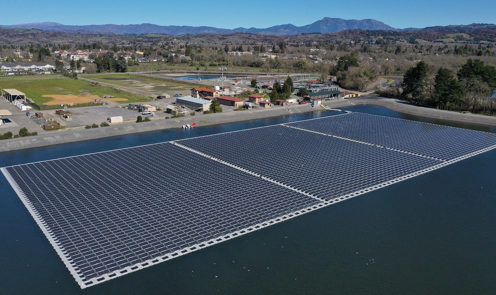 The 1.78MW floating PV park has been developed at a water treatment plant in the town of Windsor. Image: C2 Energy Capital. 