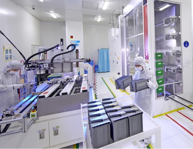 The cell was fabricated at Trina Solar’s State Key Laboratory (SKL) of PV Science and Technology (PVST),  using manufacturing equipment typically seen in standard volume production lines. It has an area of 252 sq cm with nine busbars. Image: Trina Solar