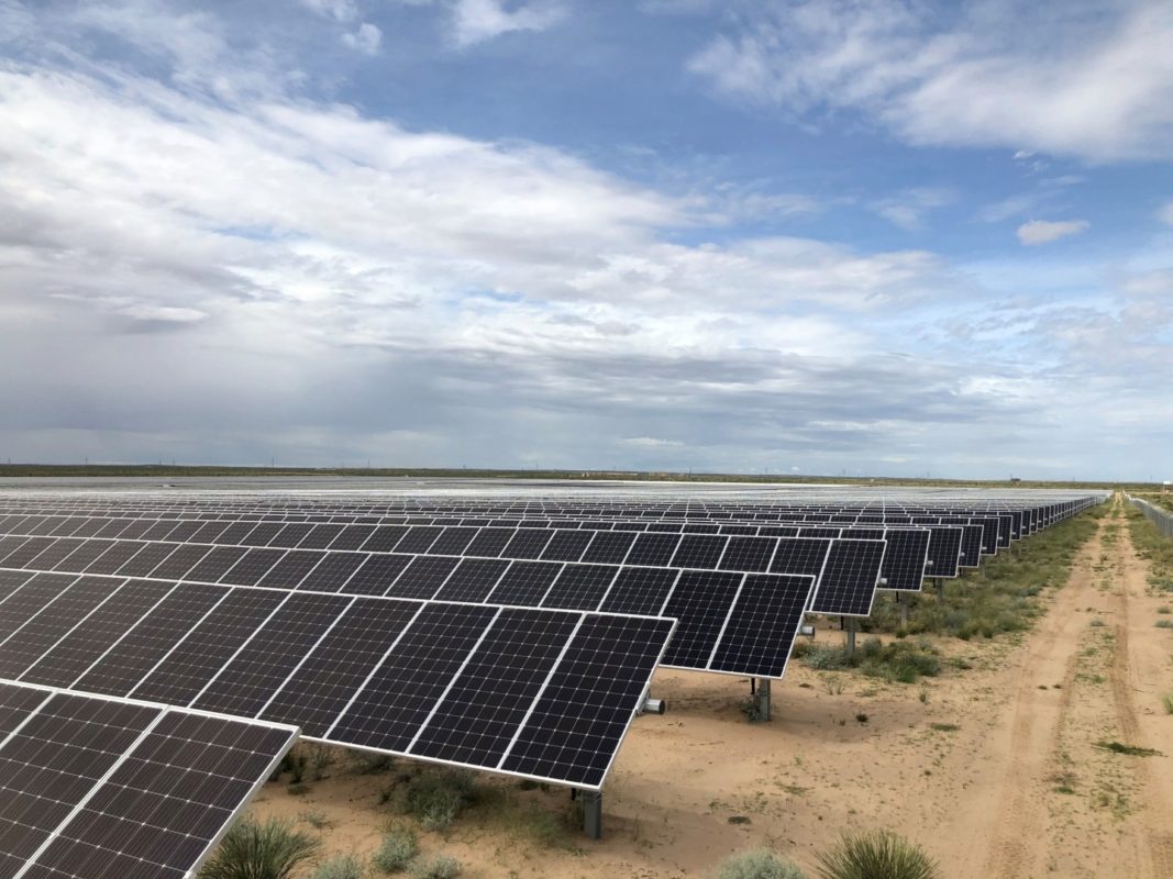 The installation is comprised of nearly 350,000 solar panels on a surface of 550 football pitches. West of the Pecos stands RWE's first solar project in Texas and is the latest expansion of a growing footprint within the US. Image: RWE