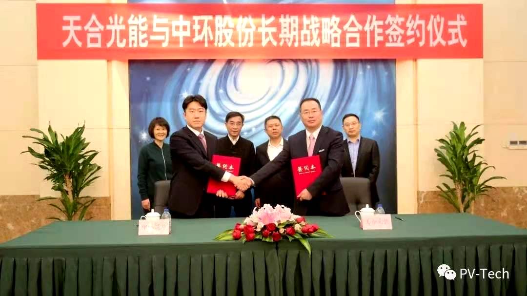Officials from Tina Solar and Zhonghuan Semiconductor signing the supply contract. Image: Trina Solar. 