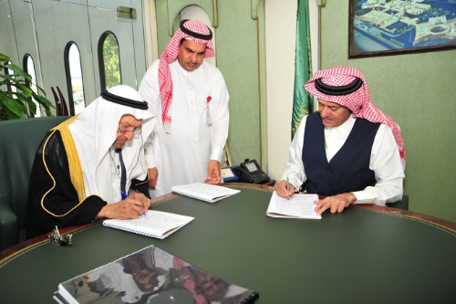 A'laa bin Abdullah Naseef and Shiekh Ibrahim Al-Afandi sign the contract. Credit: Al-Afandi Group