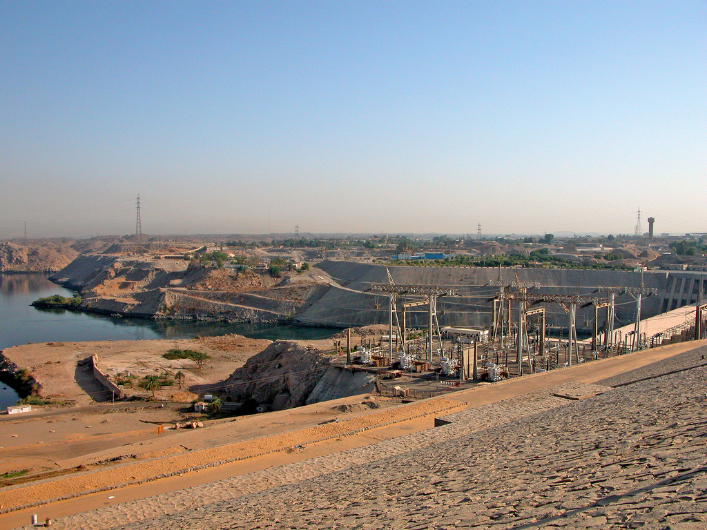 The Aswan (Assuan) Dam in Egypt. Source: Flickr/Dennis Jarvis.