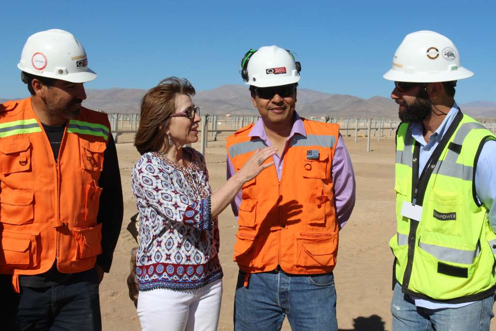 President Michelle Bachelet with construction workers at the project site. Source: Chilean Energy Ministry