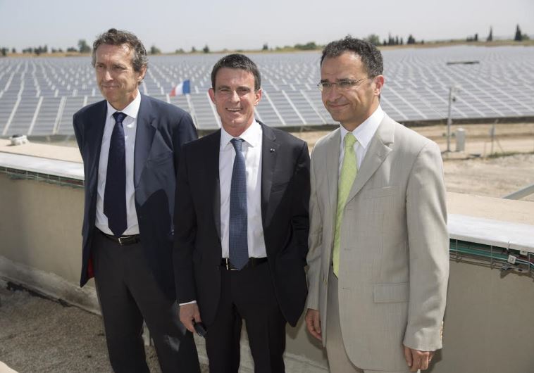 From left: Antoine Cahuzac, CEO of EDF EN, French PM Manuel Valls and CEO of EDF EN Israel Ayaon Vaniche. Source: Jerusalem Post