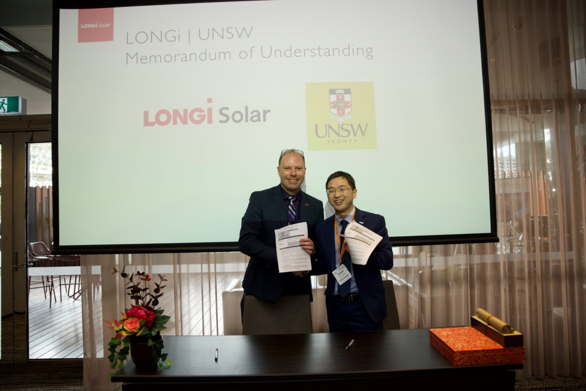 Warwick Dawson, Director of Knowledge Exchange Division of Enterprise and Professor CheeMun Chong of UNSW and Vice President Tang Xuhui of LONGi Solar signed the contract in a private press conference held as part of All Energy in Melbourne, Australia. Image: LONGi Solar