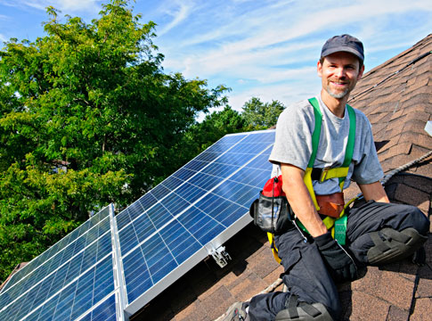 Eugene Water & Electric Board (EWEB) offers incentives to go solar, with average residential rooftop PV systems at around 2.4kW capacity each. Image: EWEB. 