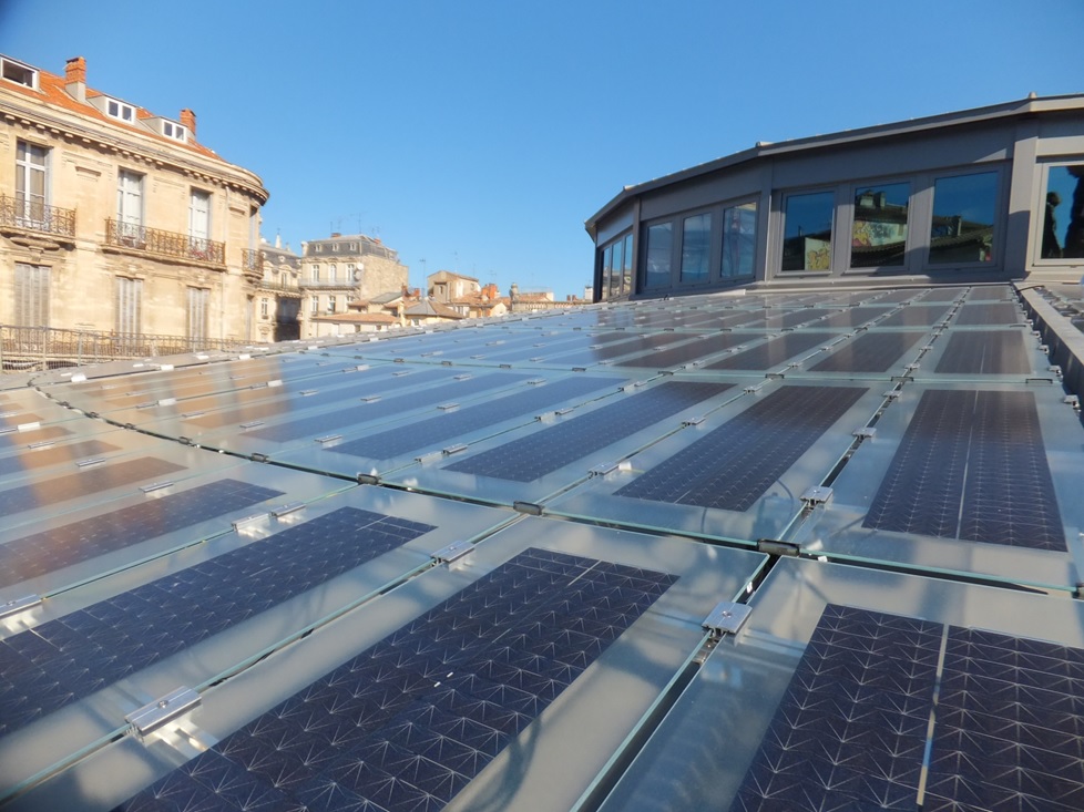 “We have installed 900 modules on the roof of a newly constructed old “Art Nouveau” stylish market place in the old center of Montpellier city; with their double glass, their biomimetic cells designed by S’Tile without visible ribbons on front, the project has been accepted by architect of “Bâtiments de France” which wasn’t obvious in such a medieval area.” Image: S'Tile