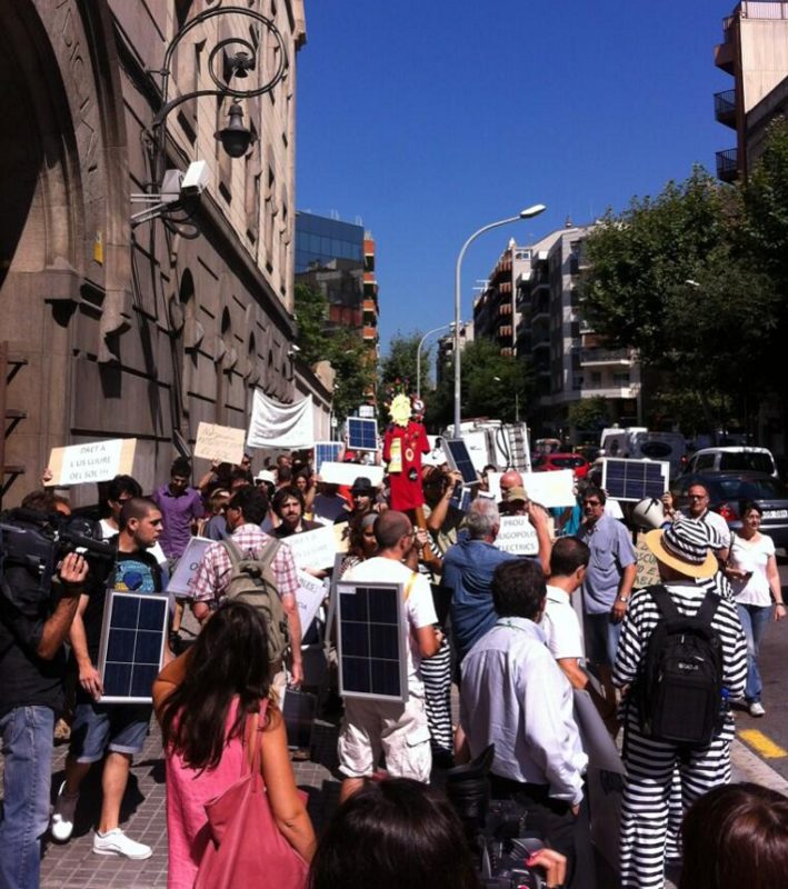 Protesters in Spain highlight the 'criminalisation' of solar. Source: Twitter/Solartradex