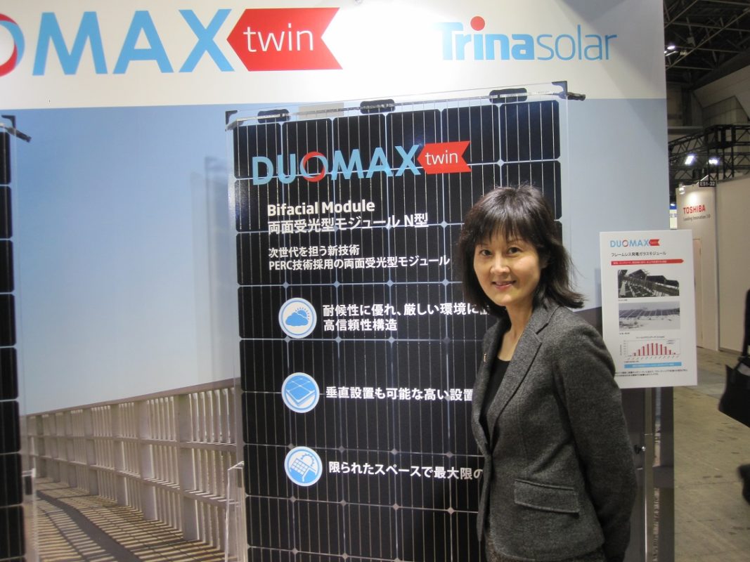 Trina Solar Japan director Ye Chen with the company's latest bifacial modules, at the PV Expo show in Tokyo. Image: Andy Colthorpe.
