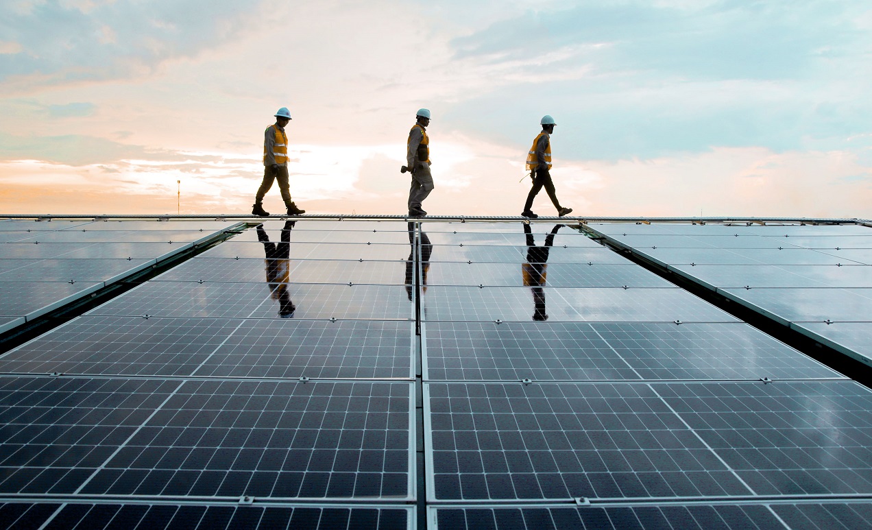 TESLA 50 Hz va construi panouri solare fotovoltaice pe acoperiș de 40 MW în România