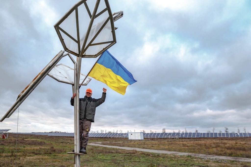 DTEK workers went above and beyond their normal roles to make repairs and alterations to the Tryfonivska solar plant. Image: DTEK Renewables.
