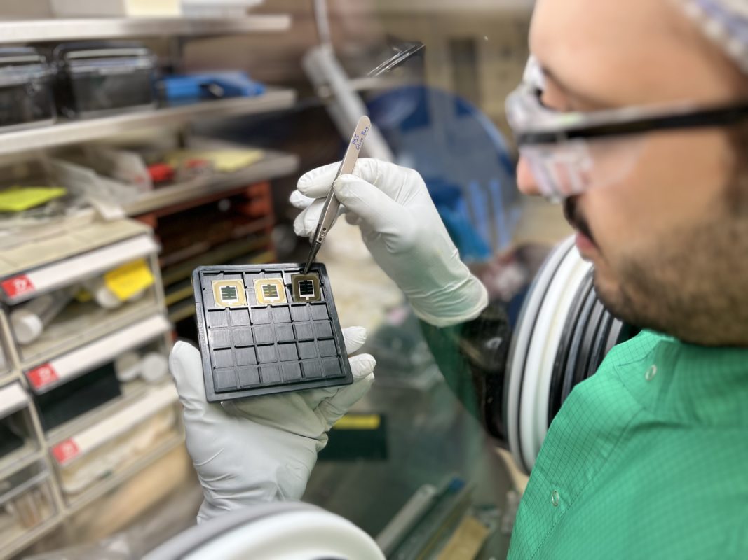 سجل باحثون سعوديون رقمًا قياسيًا جديدًا لكفاءة خلايا البيروفسكايت بنسبة 33.2٪.