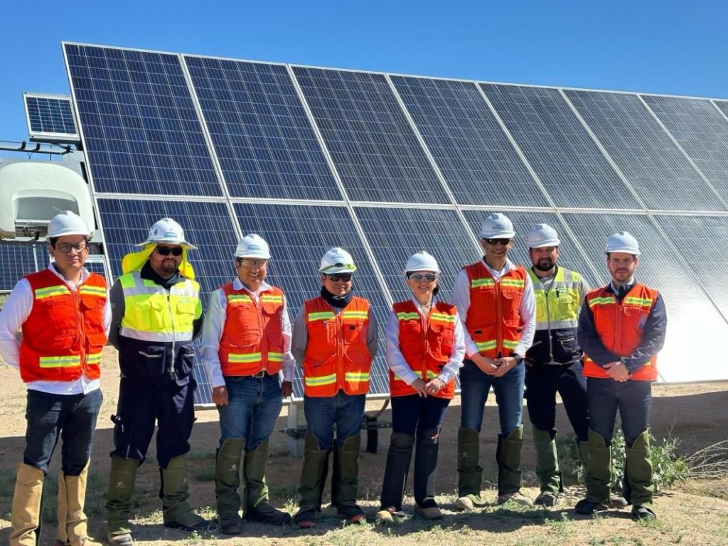 Sonora government and Engie representatives posing in front of solar panels
